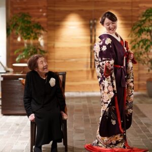 紫色のリメイク打掛を着た花嫁とお祖母様