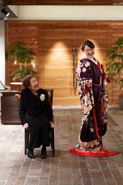 紫色のリメイク打掛を着た花嫁とお祖母様