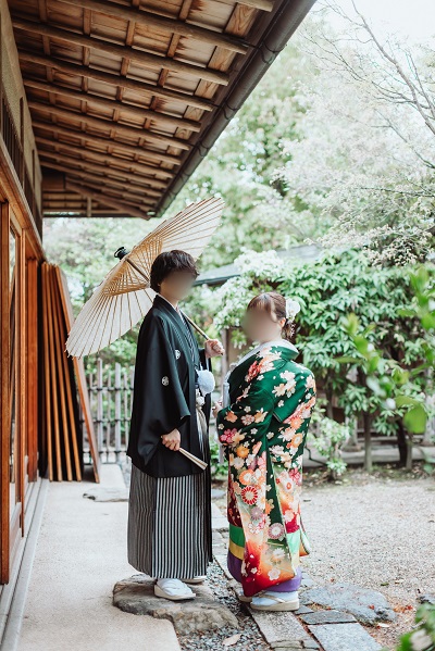 緑色のリメイク打掛を着た花嫁と花婿