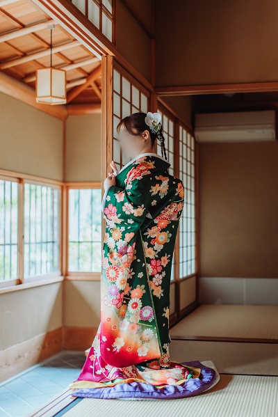 緑色のリメイク打掛を着た花嫁