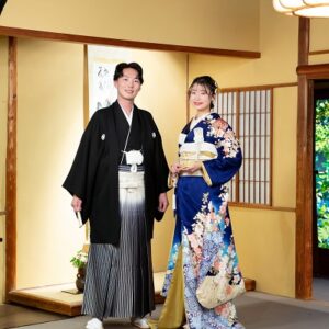 青色のリメイク引き振袖を着た花嫁と花婿
