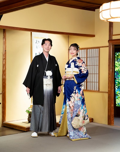 青色のリメイク引き振袖を着た花嫁と花婿