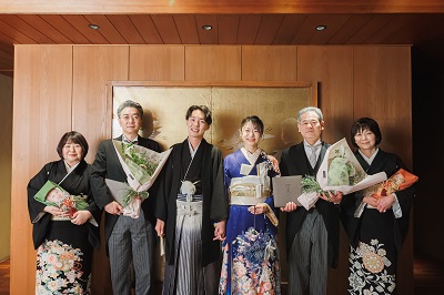 青色のリメイク引き振袖を着た花嫁と花婿とご親族の皆様