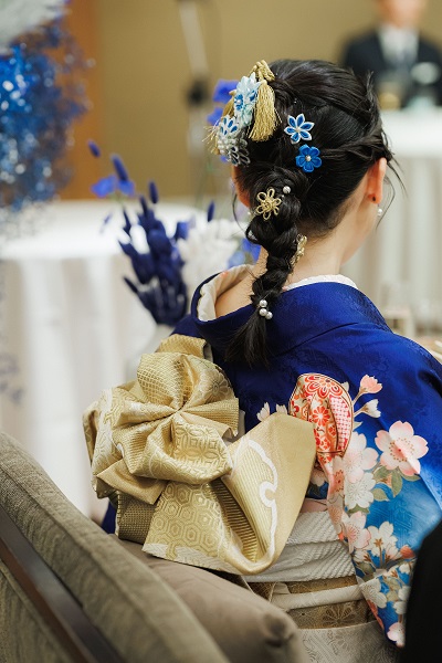 青色のリメイク引き振袖を着た花嫁