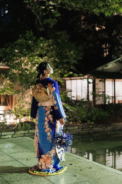 青色のリメイク引き振袖を着た花嫁