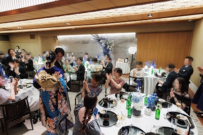 青色のリメイク引き振袖を着た花嫁と花婿とご来賓の皆様