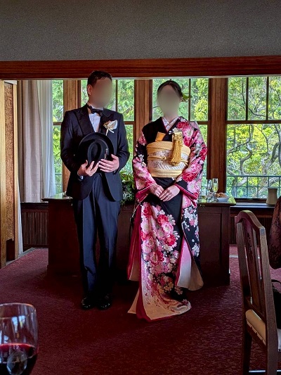黒色のリメイク引き振袖を着た花嫁と花婿