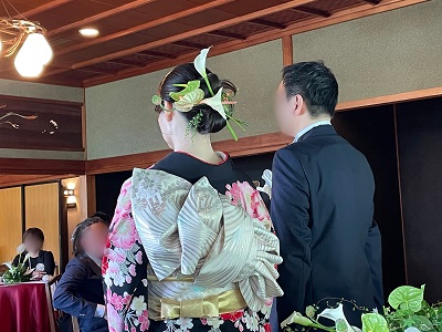 黒色のリメイク引き振袖を着た花嫁と花婿