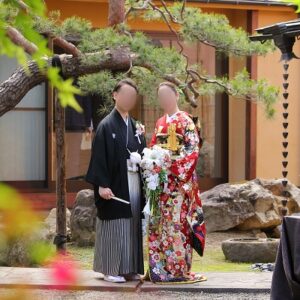 赤色のリメイク引き振袖を着た花嫁と花婿