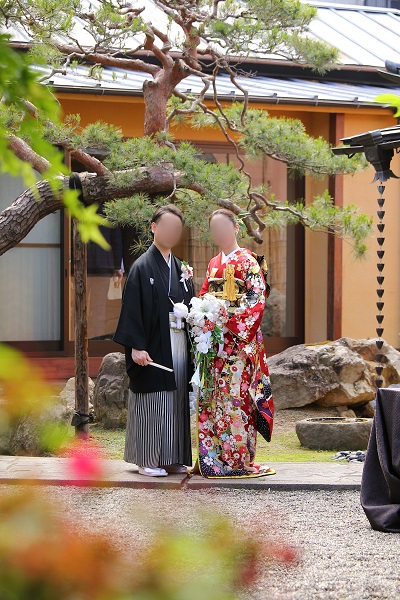 赤色のリメイク引き振袖を着た花嫁と花婿
