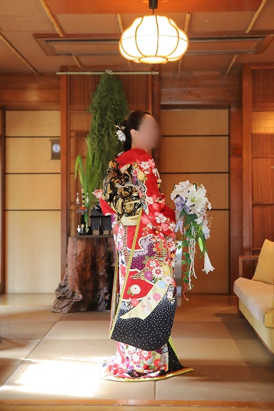 赤色のリメイク引き振袖を着た花嫁