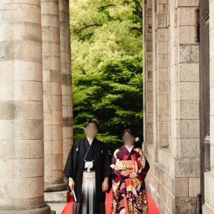 紫色のリメイク引き振袖を着た花嫁と花婿