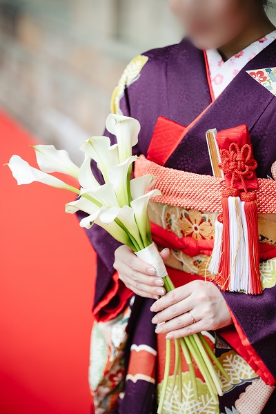 紫色のリメイク引き振袖を着た花嫁