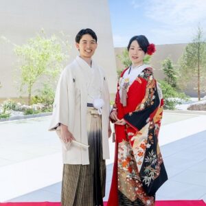 赤色のリメイク打掛を着た花嫁と花婿