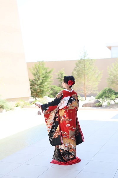 赤色のリメイク打掛を着た花嫁