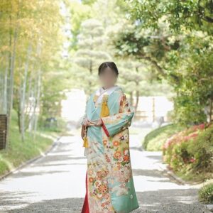 ミントグリーン色のリメイク打掛を着た花嫁