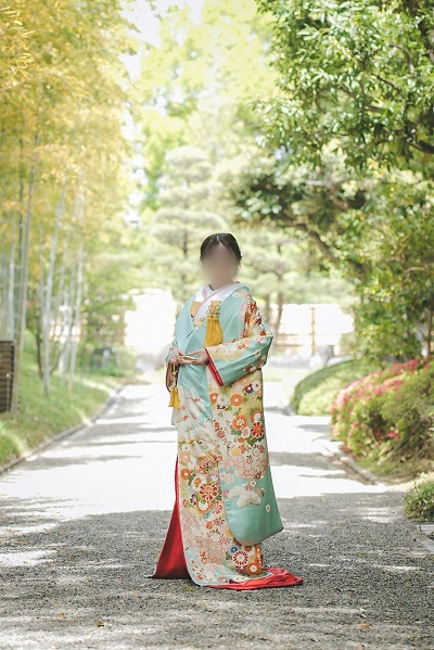 ミントグリーン色のリメイク打掛を着た花嫁