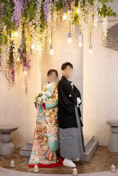 ミントグリーン色のリメイク打掛を着た花嫁と花婿
