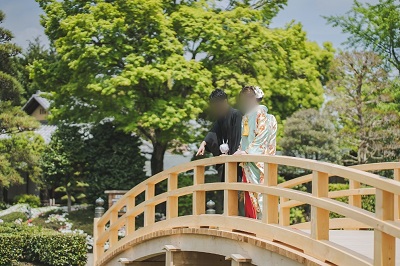 ミントグリーン色のリメイク打掛を着た花嫁と花婿