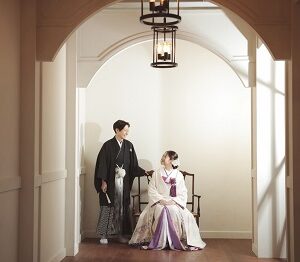 白色のリメイク打掛を着た花嫁と花婿