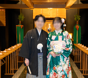 緑色のリメイク引き振袖を着た花嫁と花婿