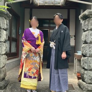 紫色のリメイク打掛を着た花嫁と花婿