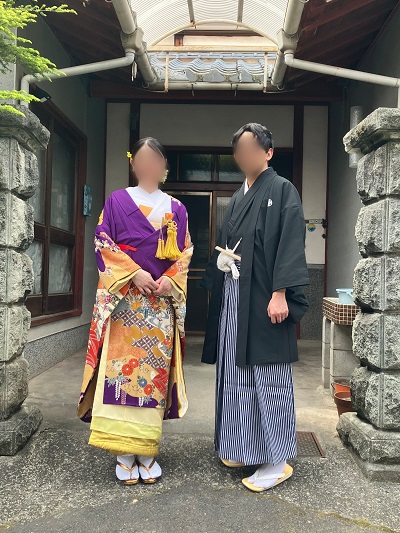 紫色のリメイク打掛を着た花嫁と花婿