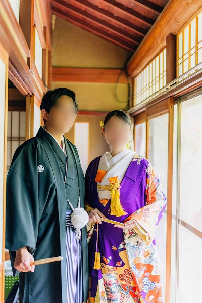 紫色のリメイク打掛を着た花嫁と花婿