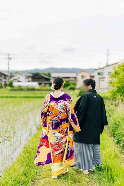 紫色のリメイク打掛を着た花嫁と花婿
