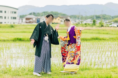 紫色のリメイク打掛を着た花嫁と花婿