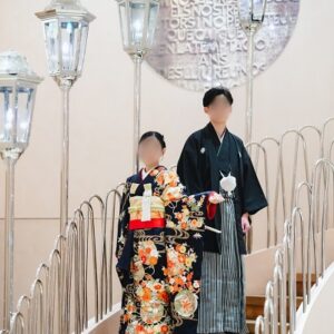 黒色のリメイク引き振袖を着た花嫁と花婿