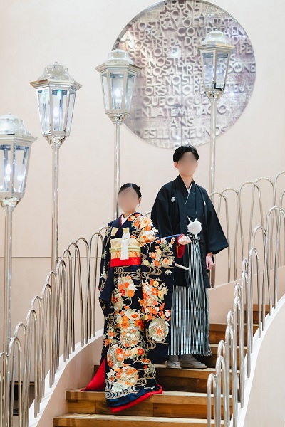 黒色のリメイク引き振袖を着た花嫁と花婿