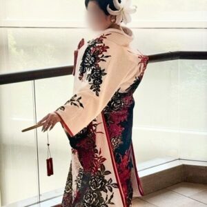 白色のリメイク打掛を着た花嫁
