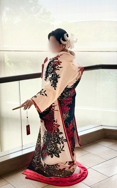 白色のリメイク打掛を着た花嫁