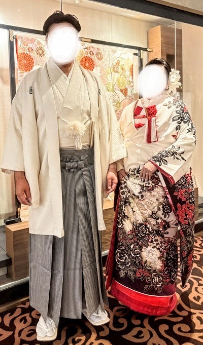 白色のリメイク打掛を着た花嫁と花婿