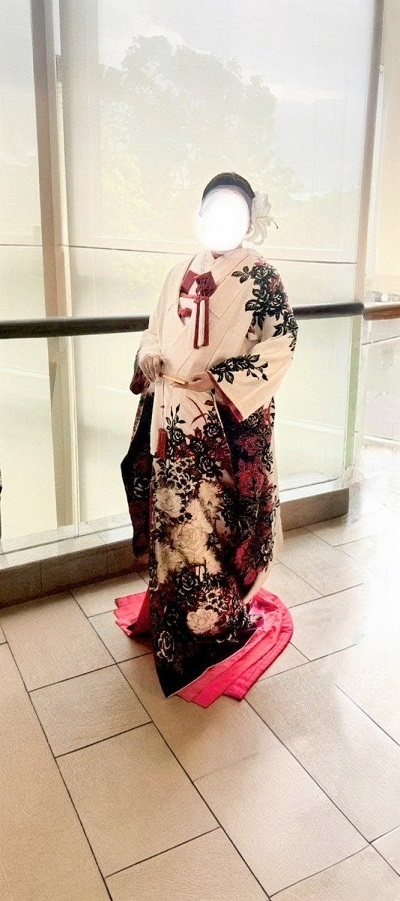 白色のリメイク打掛を着た花嫁