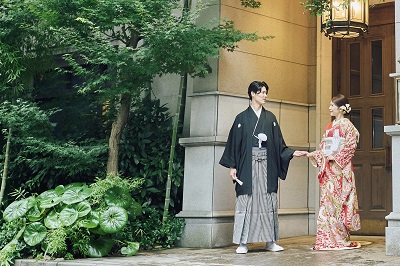 赤色のリメイク引き振袖を着た花嫁と花婿