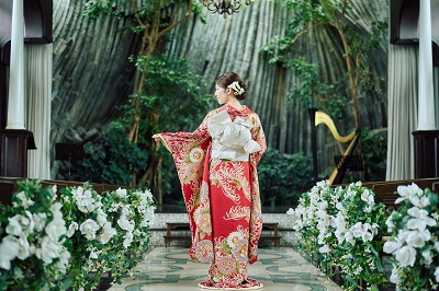 赤色のリメイク引き振袖を着た花嫁