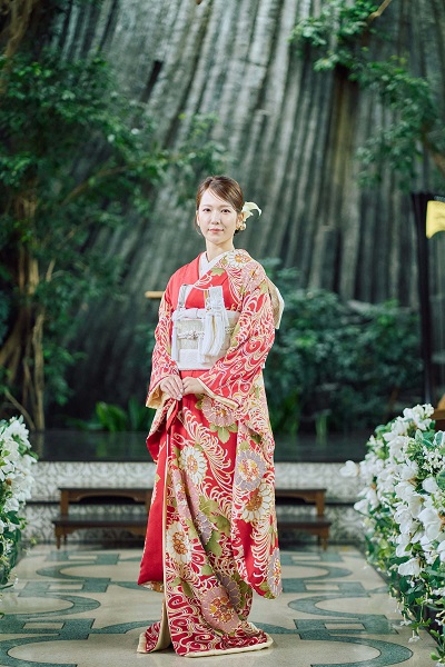 赤色のリメイク引き振袖を着た花嫁