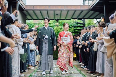 赤色のリメイク引き振袖を着た花嫁と花婿