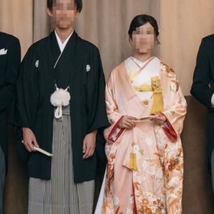 ピンク色のリメイク打掛を着た花嫁と花婿