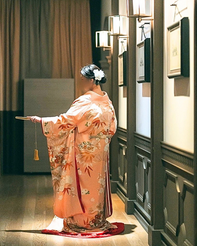 ピンク色のリメイク打掛を着た花嫁