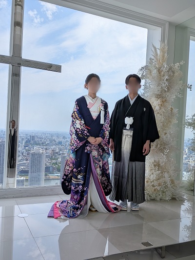 紫紺色のリメイク打掛を着た花嫁と花婿