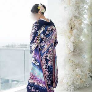 紫紺色のリメイク打掛を着た花嫁