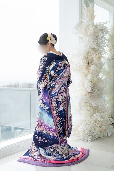 紫紺色のリメイク打掛を着た花嫁