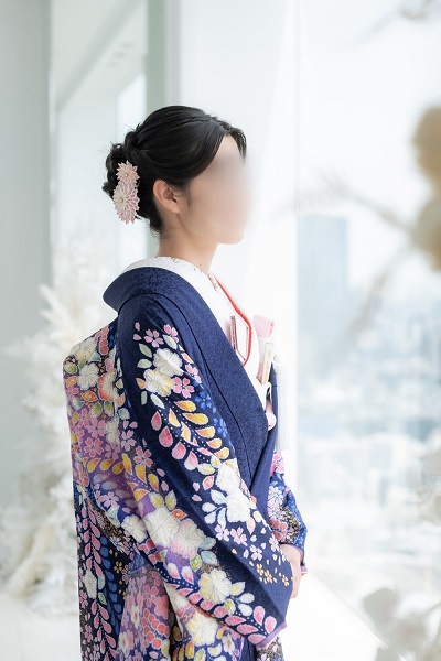紫紺色のリメイク打掛を着た花嫁