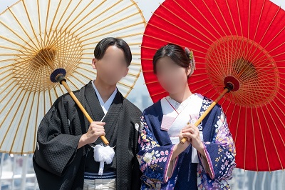 紫紺色のリメイク打掛を着た花嫁と花婿