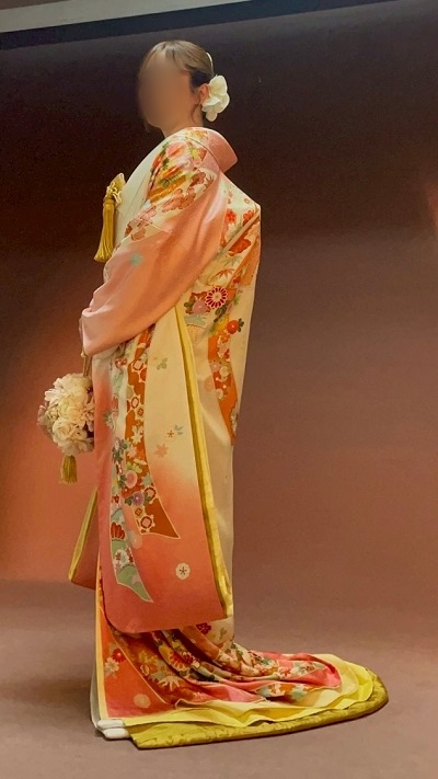 ピンク色のリメイク打掛を着た花嫁