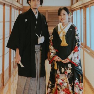 深緑色のリメイク打掛を着た花嫁と花婿