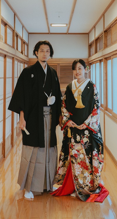 深緑色のリメイク打掛を着た花嫁と花婿